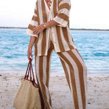 Dzianinowy komplet w paski z dekoltem V i szerokimi spodniami