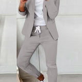 Czarny elegancki komplet z taliowaną marynarką i dopasowanymi spodniami ze sznurkiem