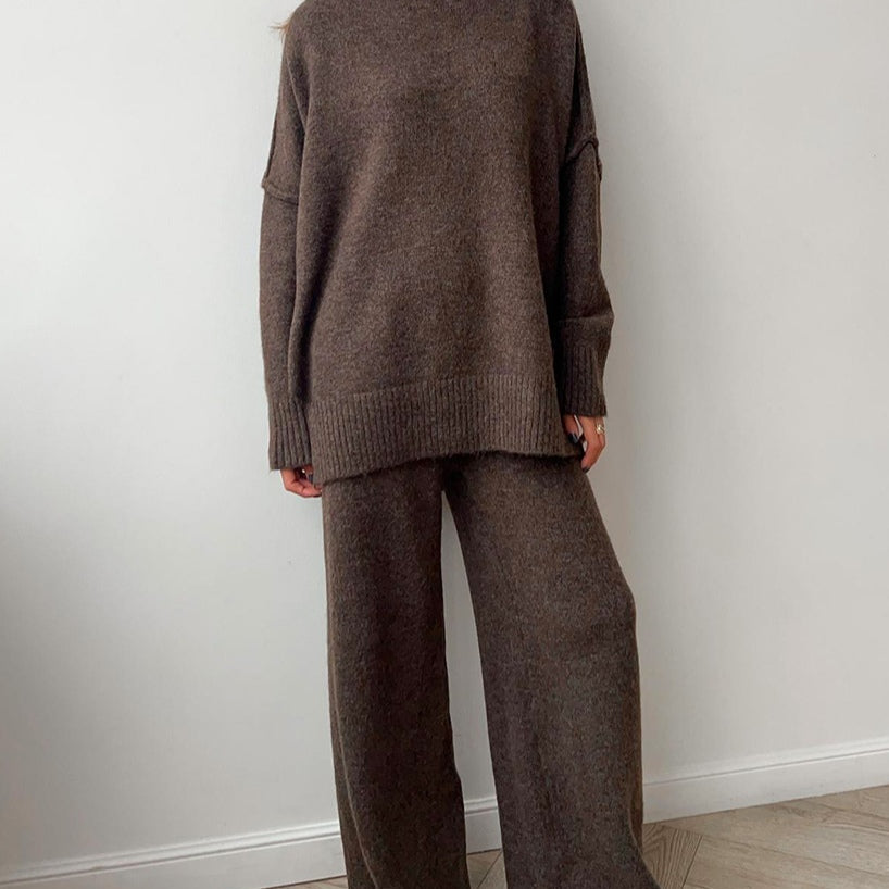 Komplet dzianinowy z golfem i szerokimi spodniami