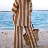 Dzianinowy komplet w paski z dekoltem V i szerokimi spodniami