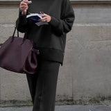 Luźny komplet z oversize’ową bluzą i szerokimi spodniami