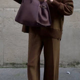 Luźny komplet z oversize’ową bluzą i szerokimi spodniami