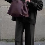 Luźny komplet z oversize’ową bluzą i szerokimi spodniami