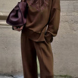 Luźny komplet z oversize’ową bluzą i szerokimi spodniami