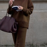 Luźny komplet z oversize’ową bluzą i szerokimi spodniami