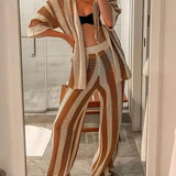 Dzianinowy komplet w paski z dekoltem V i szerokimi spodniami