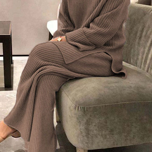 Prążkowany komplet z luźnym swetrem i szerokimi spodniami