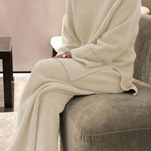 Prążkowany komplet z luźnym swetrem i szerokimi spodniami