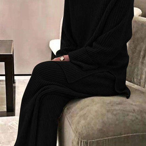 Prążkowany komplet z luźnym swetrem i szerokimi spodniami