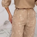 Elegancki komplet z haftowaną bluzką i szerokimi spodniami