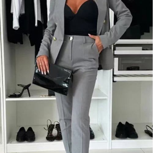 Taliowany komplet garniturowy z dwurzędową marynarką i dopasowanymi spodniami