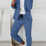 Czarny elegancki komplet z taliowaną marynarką i dopasowanymi spodniami ze sznurkiem