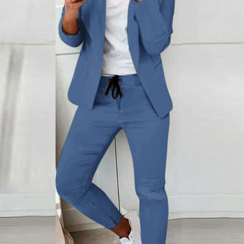 Czarny elegancki komplet z taliowaną marynarką i dopasowanymi spodniami ze sznurkiem