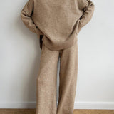 Komplet dzianinowy z golfem i szerokimi spodniami