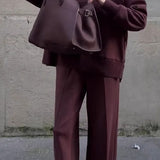 Luźny komplet z oversize’ową bluzą i szerokimi spodniami