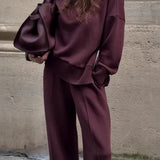 Luźny komplet z oversize’ową bluzą i szerokimi spodniami