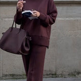 Luźny komplet z oversize’ową bluzą i szerokimi spodniami