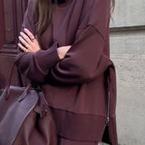 Luźny komplet z oversize’ową bluzą i szerokimi spodniami