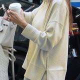 Luźny komplet z oversize’ową bluzą i szerokimi spodniami