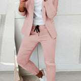 Czarny elegancki komplet z taliowaną marynarką i dopasowanymi spodniami ze sznurkiem