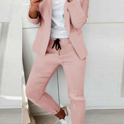 Czarny elegancki komplet z taliowaną marynarką i dopasowanymi spodniami ze sznurkiem