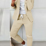 Czarny elegancki komplet z taliowaną marynarką i dopasowanymi spodniami ze sznurkiem