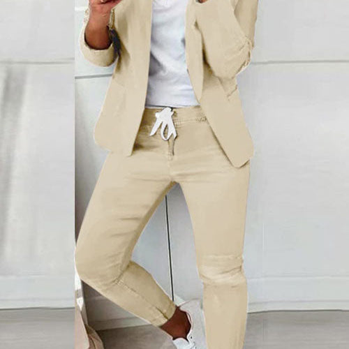 Czarny elegancki komplet z taliowaną marynarką i dopasowanymi spodniami ze sznurkiem