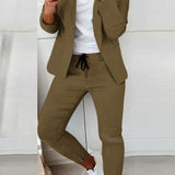 Czarny elegancki komplet z taliowaną marynarką i dopasowanymi spodniami ze sznurkiem