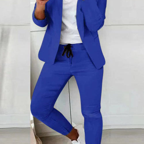 Czarny elegancki komplet z taliowaną marynarką i dopasowanymi spodniami ze sznurkiem