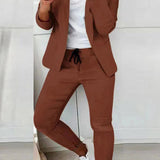 Czarny elegancki komplet z taliowaną marynarką i dopasowanymi spodniami ze sznurkiem