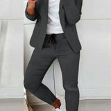 Czarny elegancki komplet z taliowaną marynarką i dopasowanymi spodniami ze sznurkiem