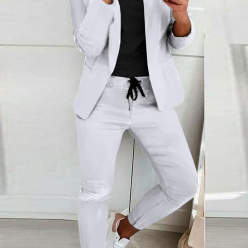 Czarny elegancki komplet z taliowaną marynarką i dopasowanymi spodniami ze sznurkiem