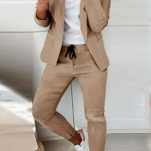 Czarny elegancki komplet z taliowaną marynarką i dopasowanymi spodniami ze sznurkiem