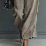 Aksamitny komplet w odcieniu taupe z golfem i szerokimi spodniami