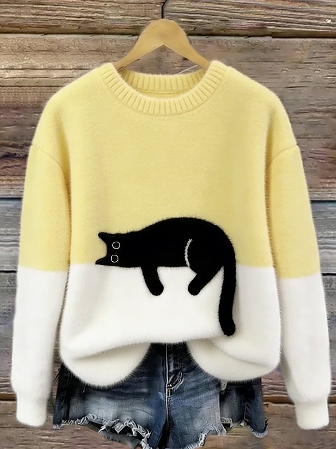 Puszysty sweter oversize z wylegującym się kotem