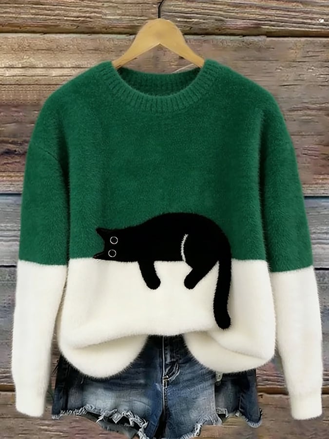 Puszysty sweter oversize z wylegującym się kotem
