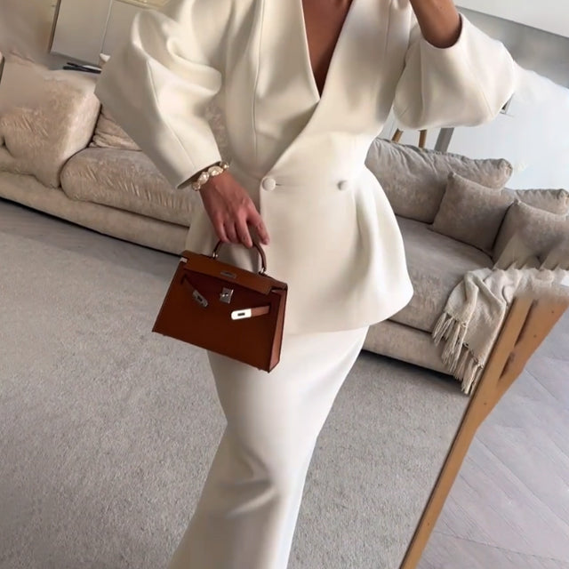 Kremowy elegancki komplet z taliowaną marynarką i spódnicą maxi