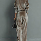 Aksamitny komplet w odcieniu taupe z golfem i szerokimi spodniami