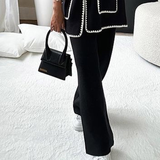 Elegancki komplet z kontrastowym wykończeniem i prostymi spodniami