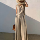 Minimalistyczny komplet z topem bez rękawów i szerokimi spodniami