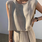 Minimalistyczny komplet z topem bez rękawów i szerokimi spodniami