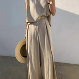 Minimalistyczny komplet z topem bez rękawów i szerokimi spodniami