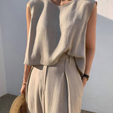 Minimalistyczny komplet z topem bez rękawów i szerokimi spodniami