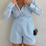 Błękitny komplet z koszulą na guziki i szortami z wysokim stanem