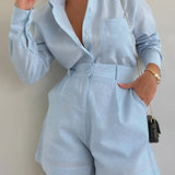 Błękitny komplet z koszulą na guziki i szortami z wysokim stanem