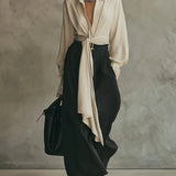 Beżowy komplet składający się z koszuli sznurowanej i czarnych spodni