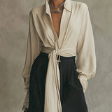 Beżowy komplet składający się z koszuli sznurowanej i czarnych spodni