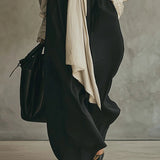 Beżowy komplet składający się z koszuli sznurowanej i czarnych spodni