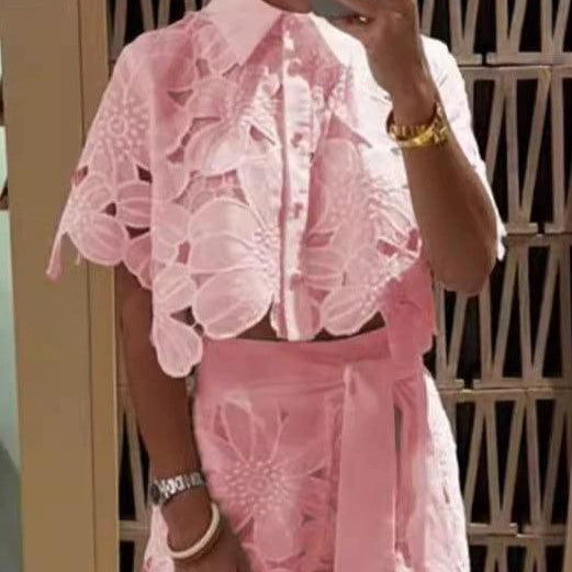 Koronkowy komplet z haftem i szerokimi spodniami z wysokim stanem