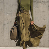 Oliwkowy komplet z golfem i kopertową spódnicą maxi